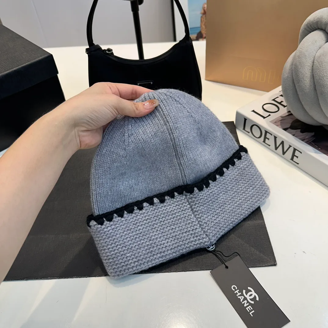 P60 CHANEL new rabbit fur knitted hat, Xiaohongshu, the main recommendation of major Internet celebrities! Thicker and warmer, fashionable and popular🌸First-class texture, the best brand for keeping warm in autumn and winter, order now, limited quantity available