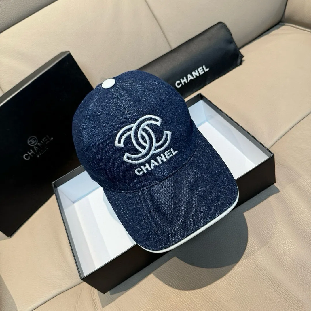 p90, Chanel's new original baseball cap, denim double C embroidery, 1:1 mold opening and customization at the counter, original denim fabric + first-layer cowhide, light and breathable! The quality is great, the basic head circumference is 56cm, and the patch is adjustable.