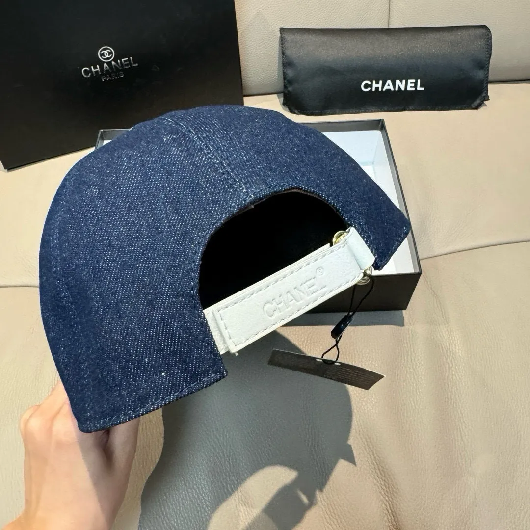 p90, Chanel's new original baseball cap, denim double C embroidery, 1:1 mold opening and customization at the counter, original denim fabric + first-layer cowhide, light and breathable! The quality is great, the basic head circumference is 56cm, and the patch is adjustable.