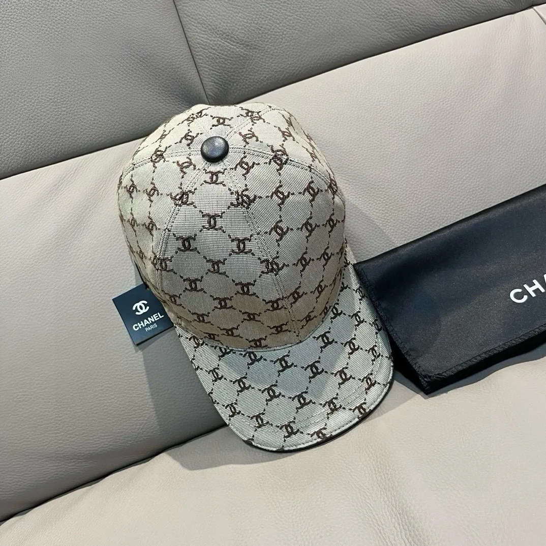 p90 new model shipped!   , Chanel (Chanel) new original baseball cap, small double C jacquard, 1:1 mold opening and customization at the counter, original canvas fabric + first layer of cowhide, light and breathable! The quality is great, the basic head circumference is 56cm, and the patch is adjustable.