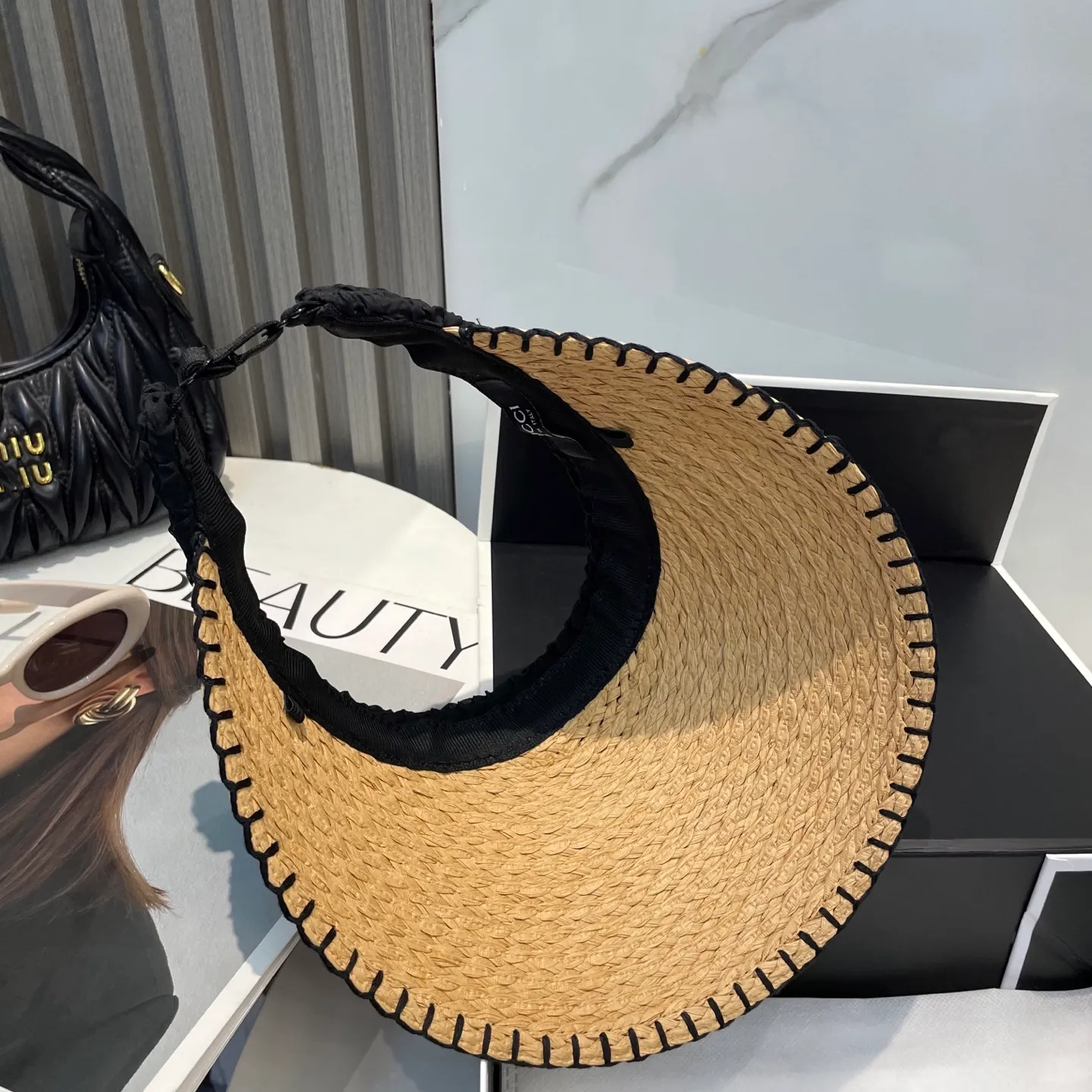 P70 Chanel's new hollow top hat, sweet style 💙Because the hat is hollow, you won't feel stuffy in summer and it doesn't pick up your hairstyle and face shape! The sun protection effect is no less than that of a professional sun protection cloth hat. Just buy the western style one🙄