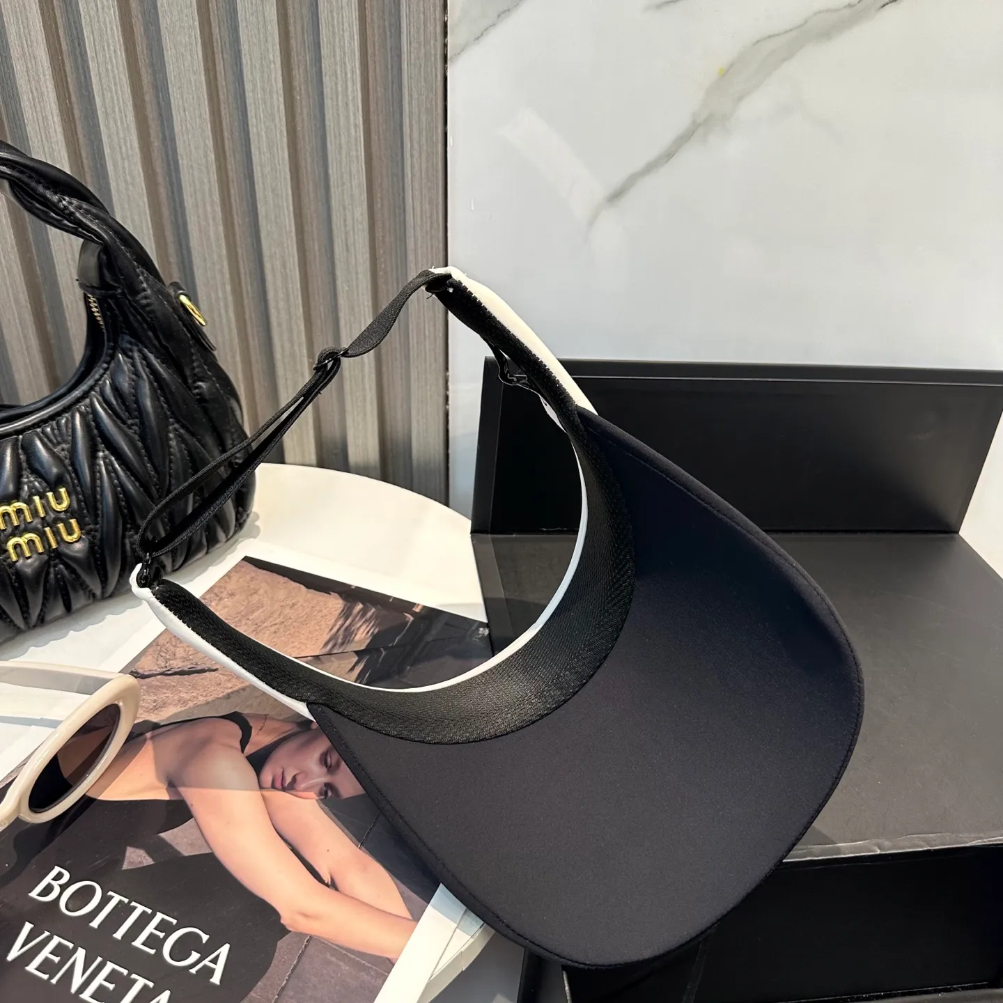 P56 Chanel's new ice silk empty top hat. Made of ice-like fabric, it is breathable and does not make you sweaty. It can keep you refreshed all day long even in the bright sun. It’s versatile and doesn’t matter your face shape. Wear it casually and look like a Korean girl~