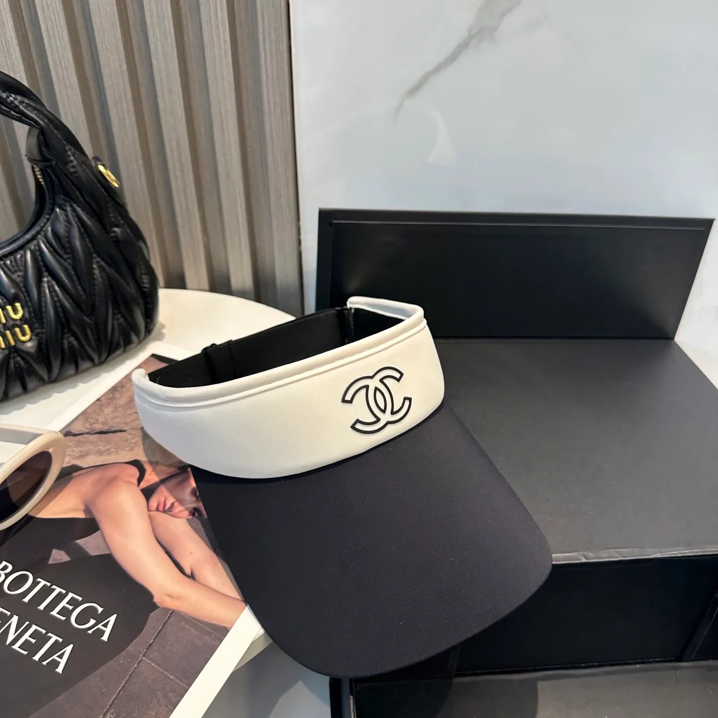P56 Chanel's new ice silk empty top hat. Made of ice-like fabric, it is breathable and does not make you sweaty. It can keep you refreshed all day long even in the bright sun. It’s versatile and doesn’t matter your face shape. Wear it casually and look like a Korean girl~