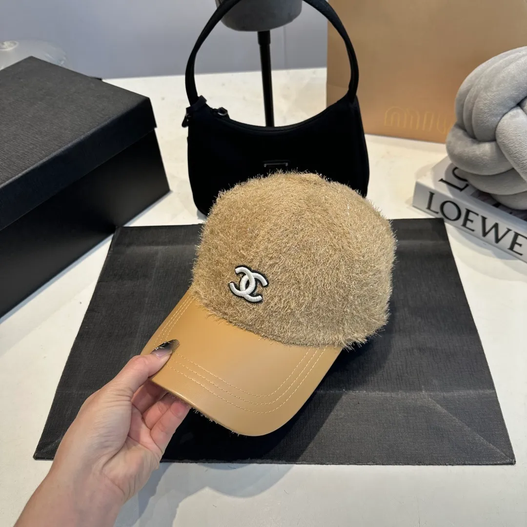P60 CHANEL Chanel's new autumn and winter small fragrance style baseball cap🧢, the big brand model is super easy to match, one that you can wear with your eyes closed