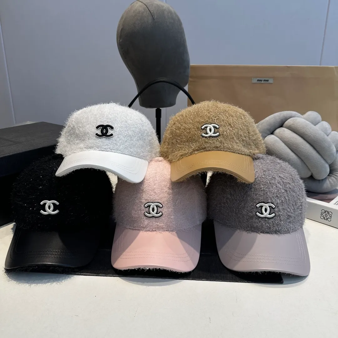 P60 CHANEL Chanel's new autumn and winter small fragrance style baseball cap🧢, the big brand model is super easy to match, one that you can wear with your eyes closed