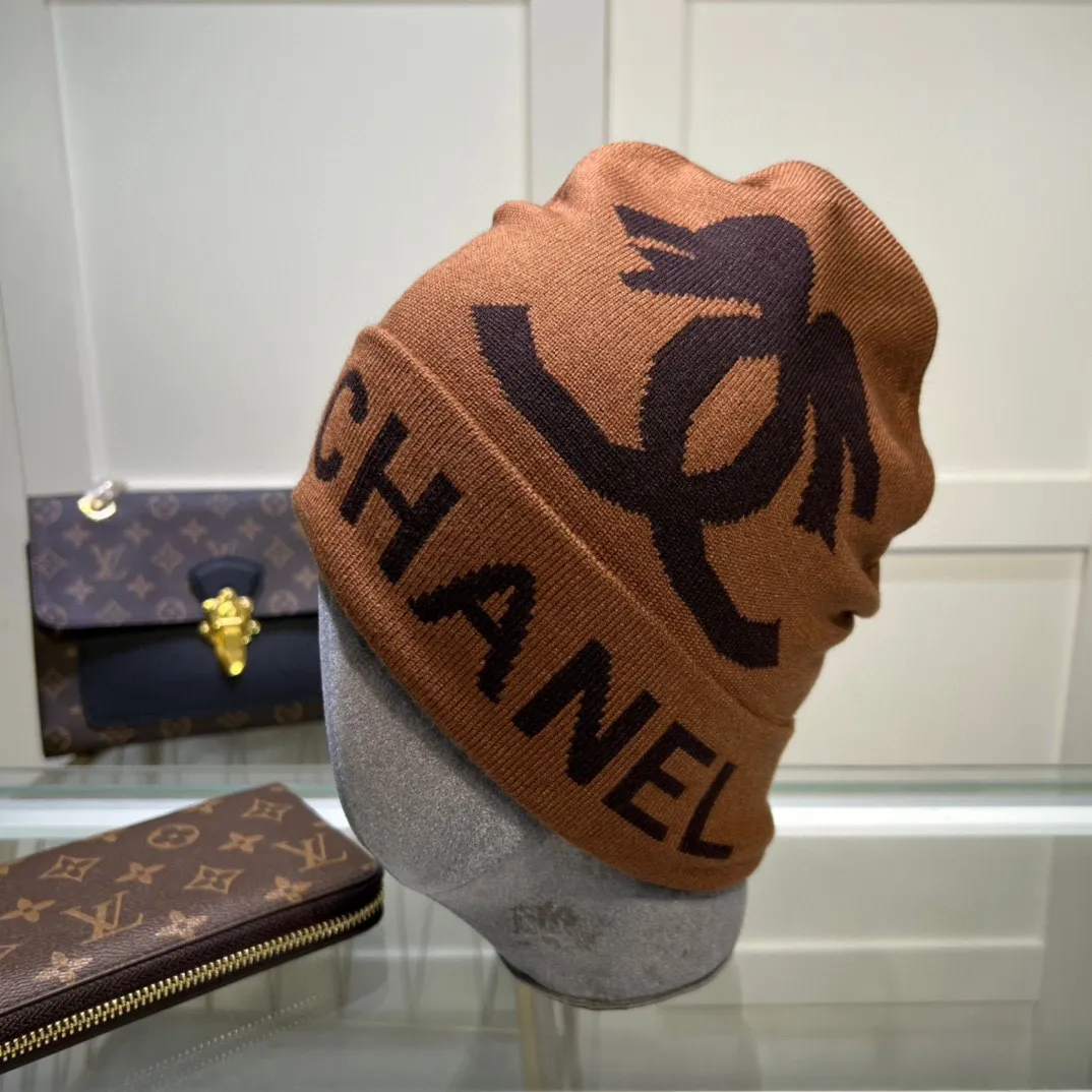 P44 comes with dust bag. CHANEL🎩cashmere wool quality knitted hat, fashionable, good quality, high-end, super soft! Super hot💖The texture is great and it’s great to match when out on the street! Fashion trends! A must-have item for autumn and winter, get it now!