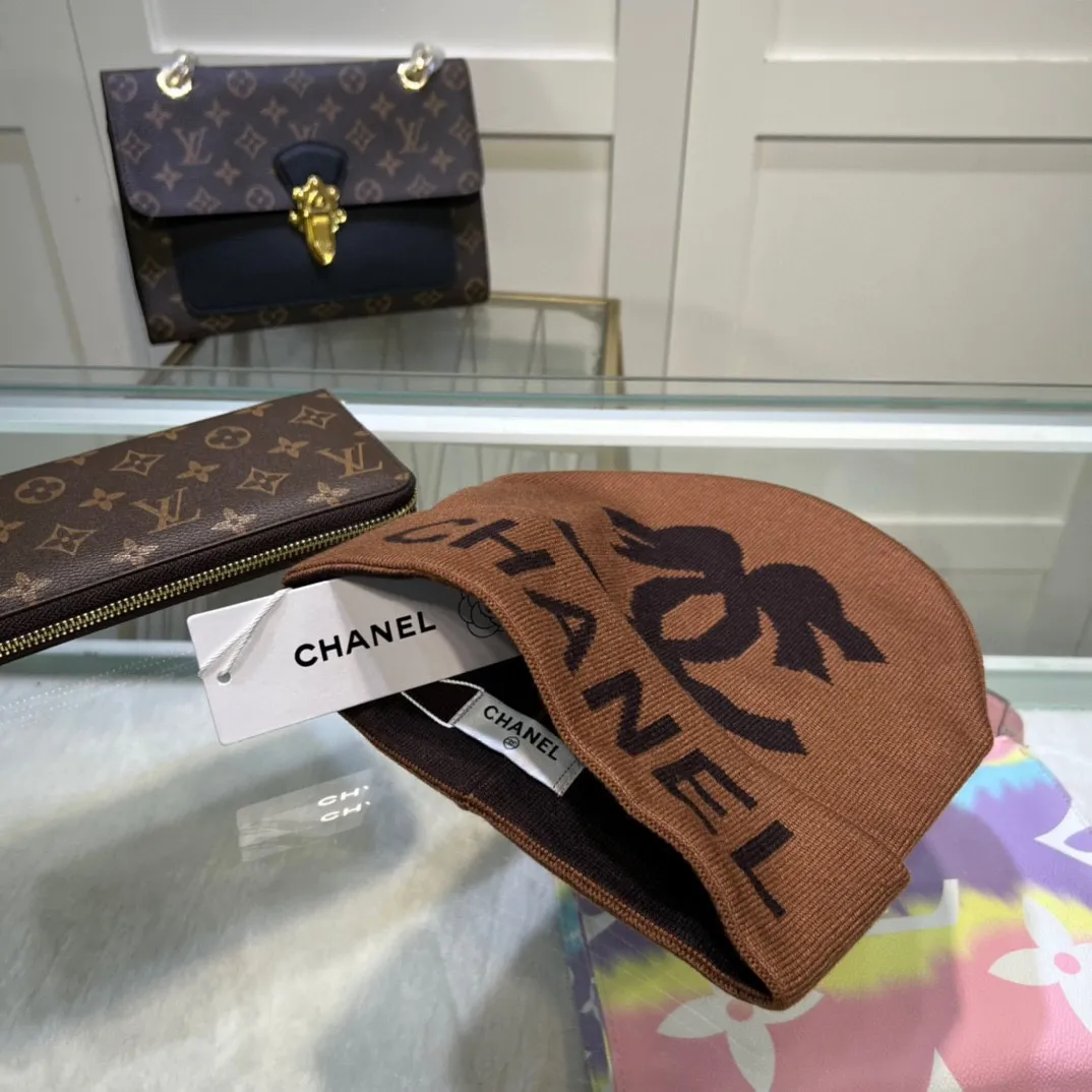 P44 comes with dust bag. CHANEL🎩cashmere wool quality knitted hat, fashionable, good quality, high-end, super soft! Super hot💖The texture is great and it’s great to match when out on the street! Fashion trends! A must-have item for autumn and winter, get it now!