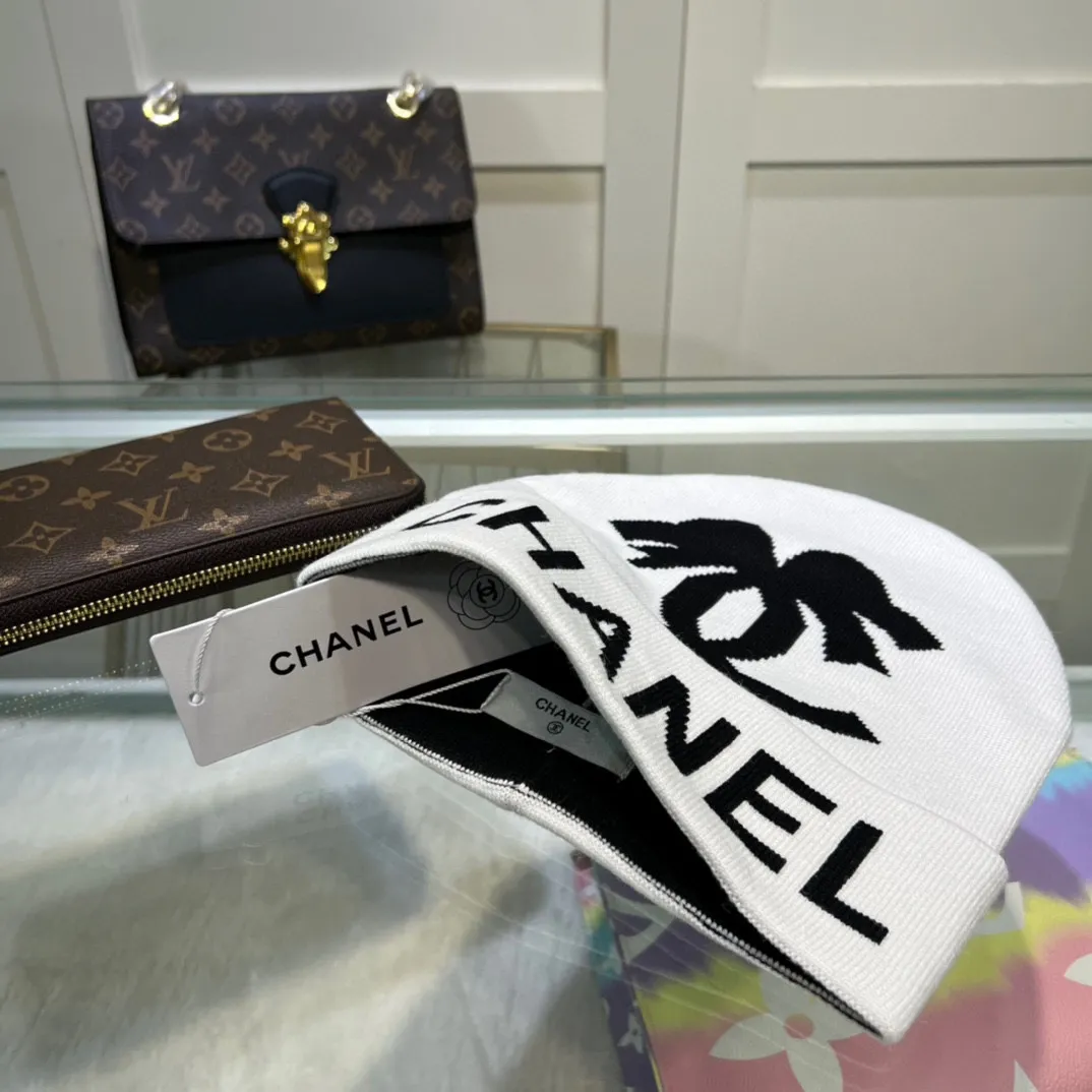 P44 comes with dust bag. CHANEL🎩cashmere wool quality knitted hat, fashionable, good quality, high-end, super soft! Super hot💖The texture is great and it’s great to match when out on the street! Fashion trends! A must-have item for autumn and winter, get it now!