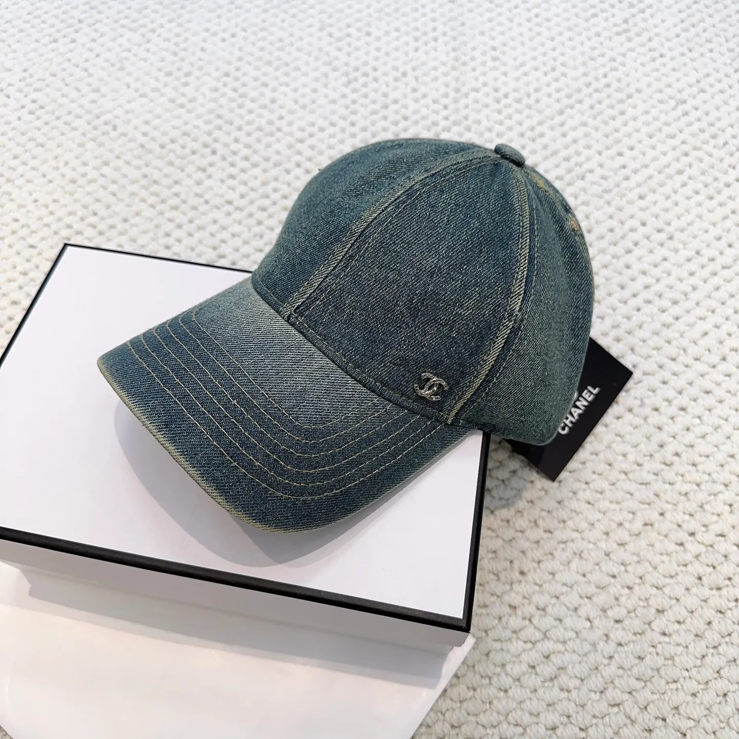 P66 CHANEL Chanel new style 🆕denim blue retro style baseball cap 🧢🔸 Take it out for holiday travel and look beautiful❕ Second-hand style. This kind of hat is not easy to match 😬 Ready in stock