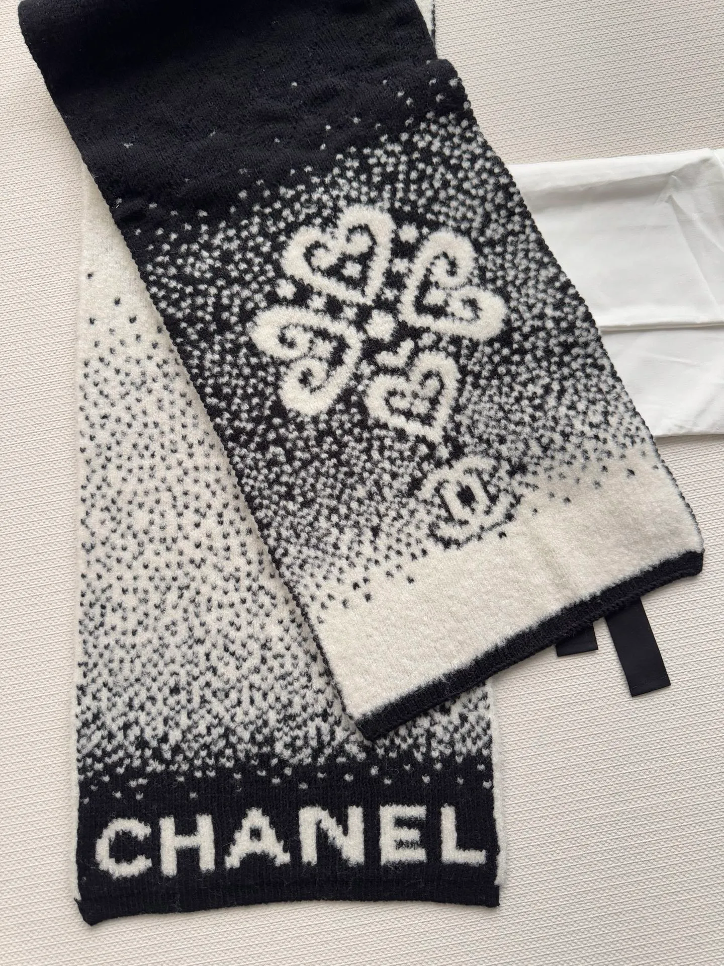 Scarf P540, hat P400, single selection available. New! Chanel (Chanel) gradient color block pattern scarf is made of wool blended material and 7-needle drawing process. The surface of the fabric has three-dimensional textures, a sense of layering, and a concave and convex grid texture. After the weaving is completed, the logo black and white classic color scarf is hand-picked to show the elegance. Wear it casually to create a simple and fashionable feeling and immediately enhance the overall look. 40% wool 32% silk 28% cashmere