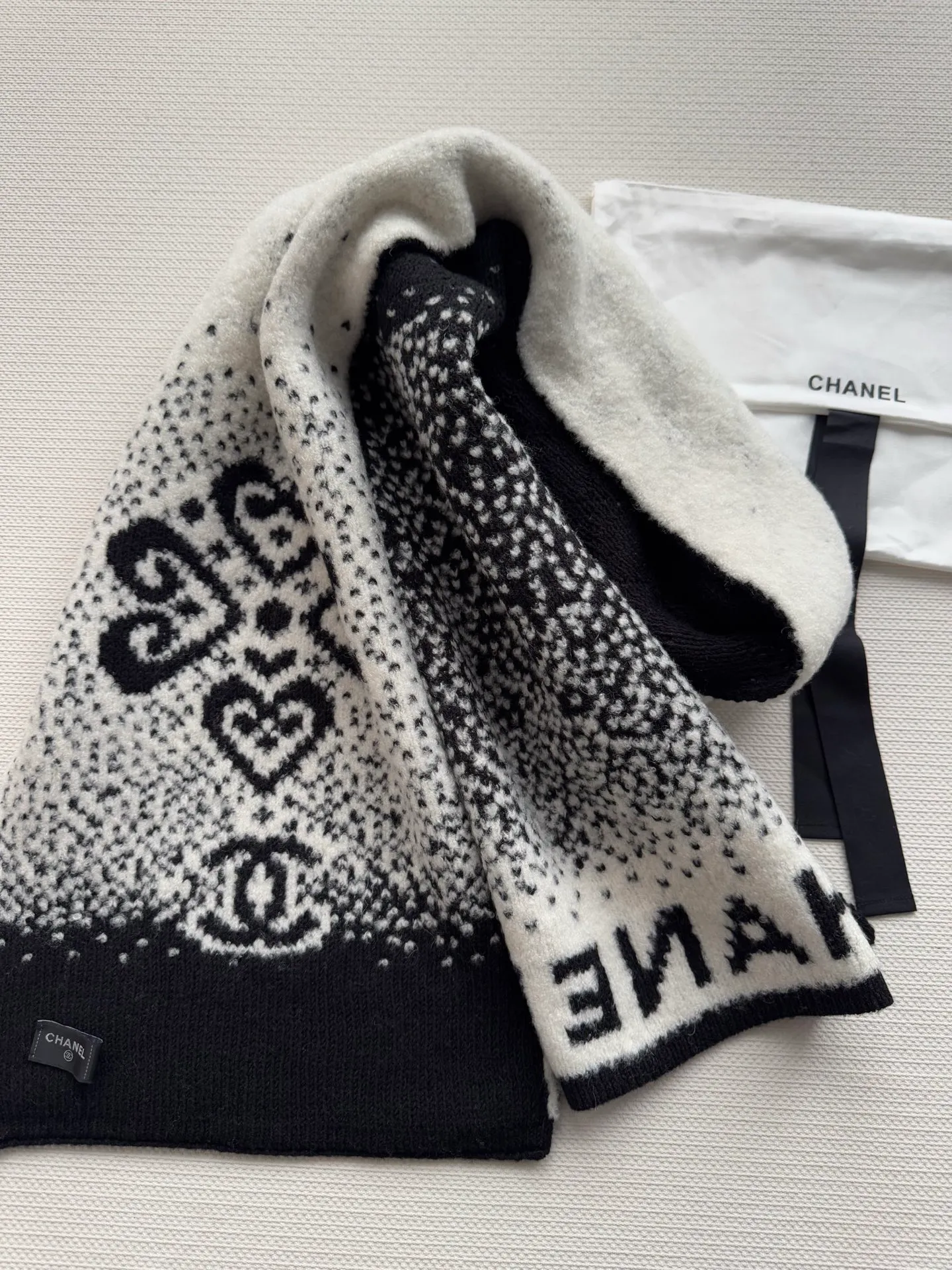 Scarf P540, hat P400, single selection available. New! Chanel (Chanel) gradient color block pattern scarf is made of wool blended material and 7-needle drawing process. The surface of the fabric has three-dimensional textures, a sense of layering, and a concave and convex grid texture. After the weaving is completed, the logo black and white classic color scarf is hand-picked to show the elegance. Wear it casually to create a simple and fashionable feeling and immediately enhance the overall look. 40% wool 32% silk 28% cashmere