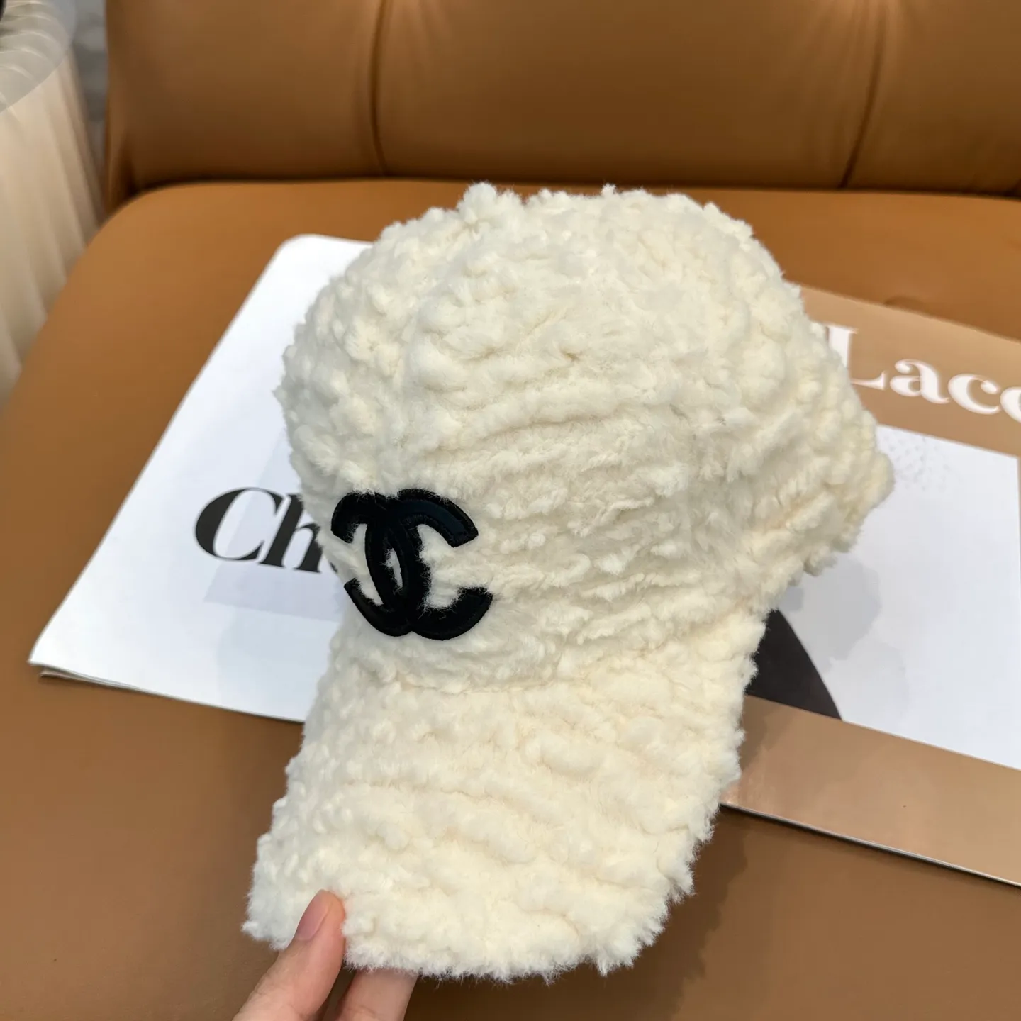 P60 Chanel Chanel new autumn and winter lamb wool baseball cap Chanel's simplest style, small face-shape hat