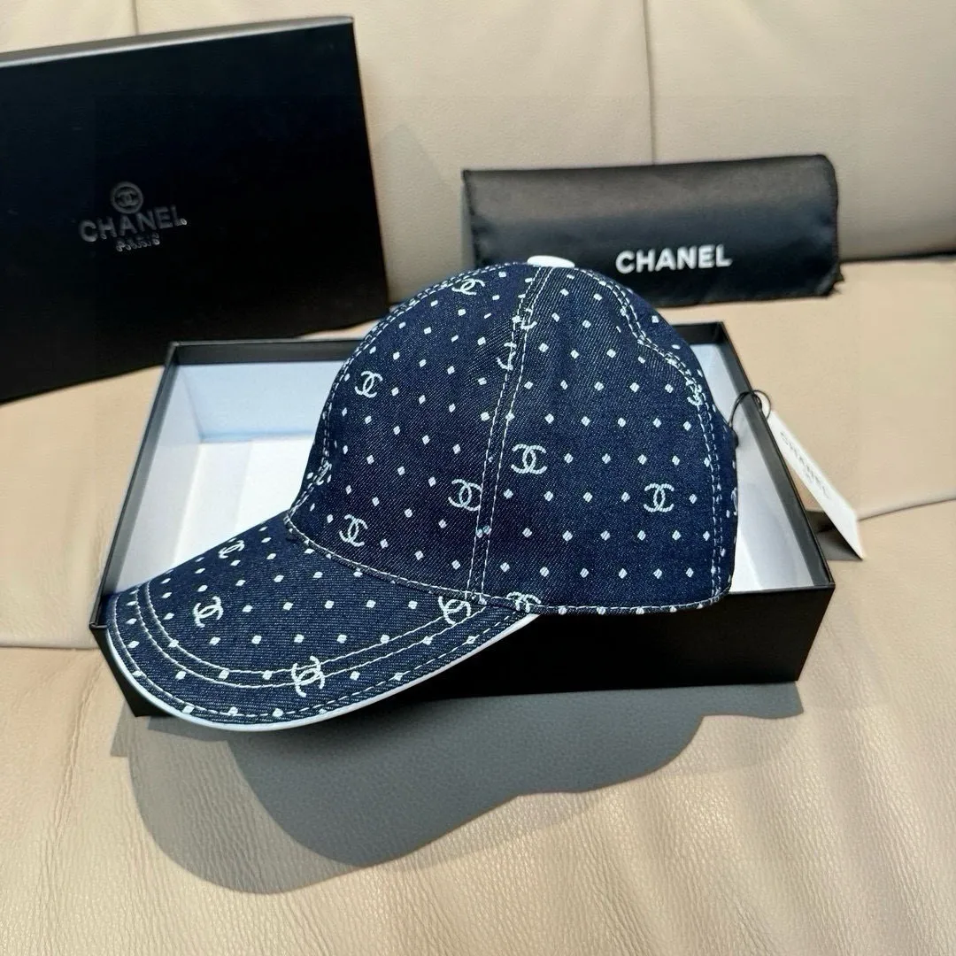 p90, Chanel (Chanel) new original baseball cap, denim small double C, 1:1 mold opening and customization at the counter, original denim fabric + first-layer cowhide, light and breathable! The quality is great, the basic head circumference is 56cm, and the patch is adjustable.