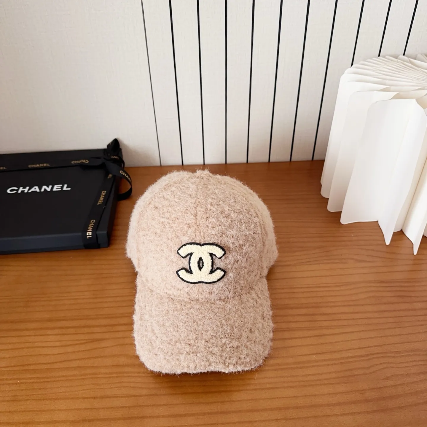 💰44 Chanel’s new lamb wool baseball cap🧢 is a perfect interpretation of the sweet and cool style. I love it so much❤️ The top is sexy and handsome. Both are online! No girl can refuse a fluffy item.