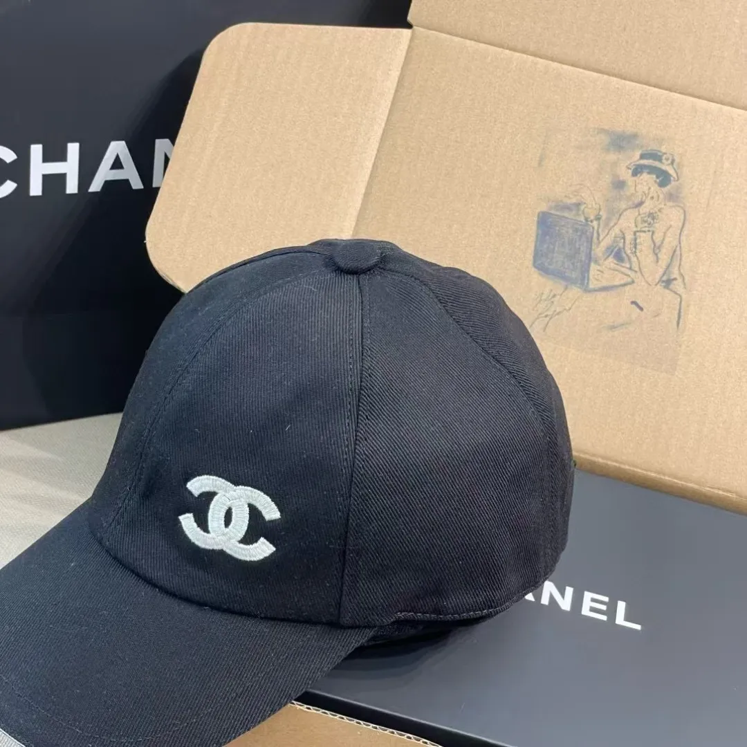 The P90 Chanel baseball cap is really amazing! New colors: Olive green is full of vitality, khaki is gentle and versatile, and the simple tones are perfect for daily outings~ The iconic double C logo is low-key and luxurious, and the exquisite embroidery highlights the quality. Wear it casually and you will instantly feel fashionable. Who wouldn’t love it?