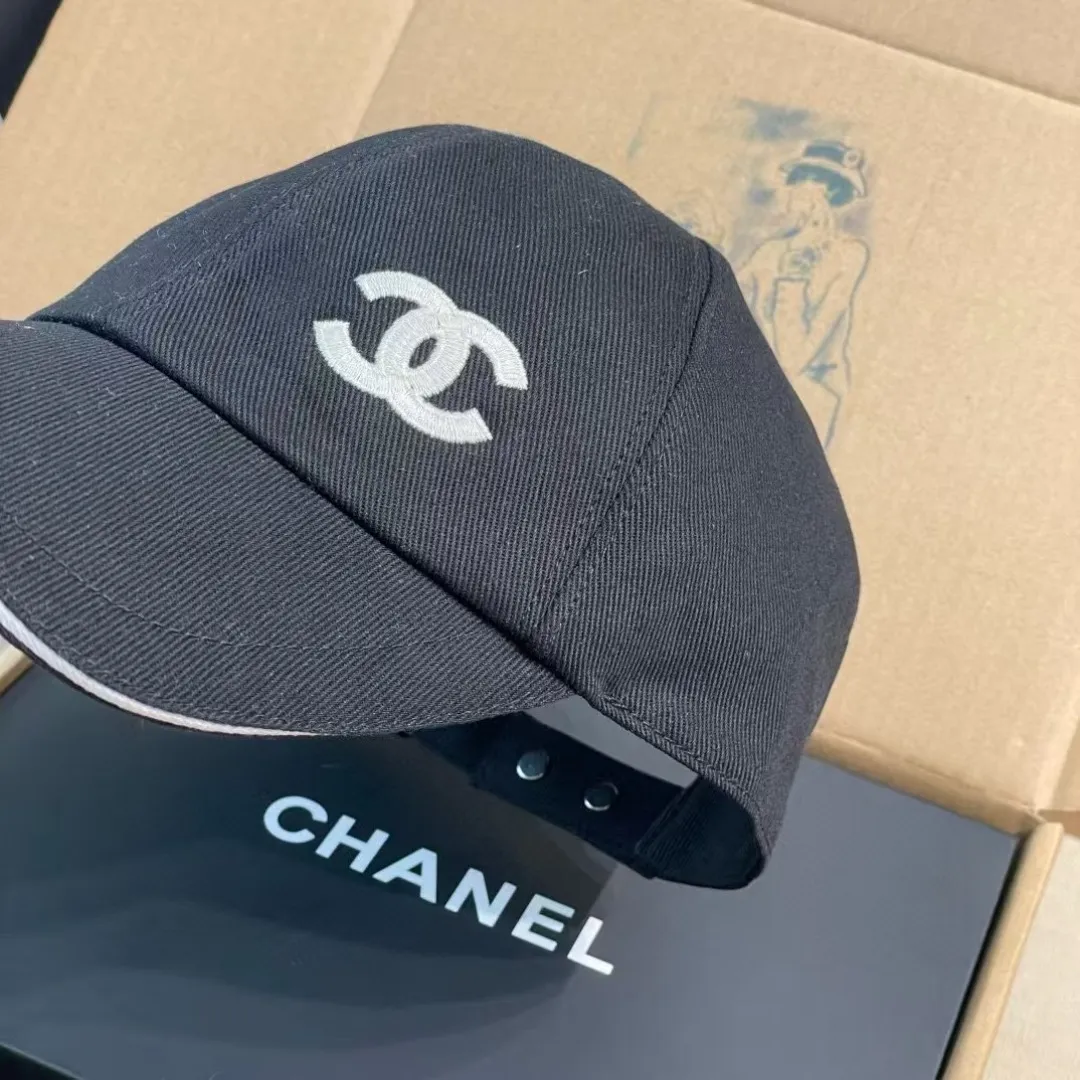 The P90 Chanel baseball cap is really amazing! New colors: Olive green is full of vitality, khaki is gentle and versatile, and the simple tones are perfect for daily outings~ The iconic double C logo is low-key and luxurious, and the exquisite embroidery highlights the quality. Wear it casually and you will instantly feel fashionable. Who wouldn’t love it?
