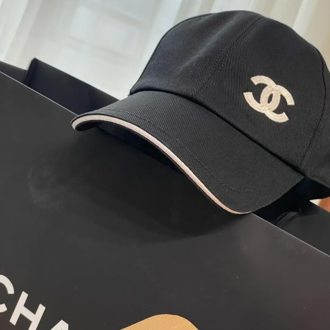 The P90 Chanel baseball cap is really amazing! New colors: Olive green is full of vitality, khaki is gentle and versatile, and the simple tones are perfect for daily outings~ The iconic double C logo is low-key and luxurious, and the exquisite embroidery highlights the quality. Wear it casually and you will instantly feel fashionable. Who wouldn’t love it?