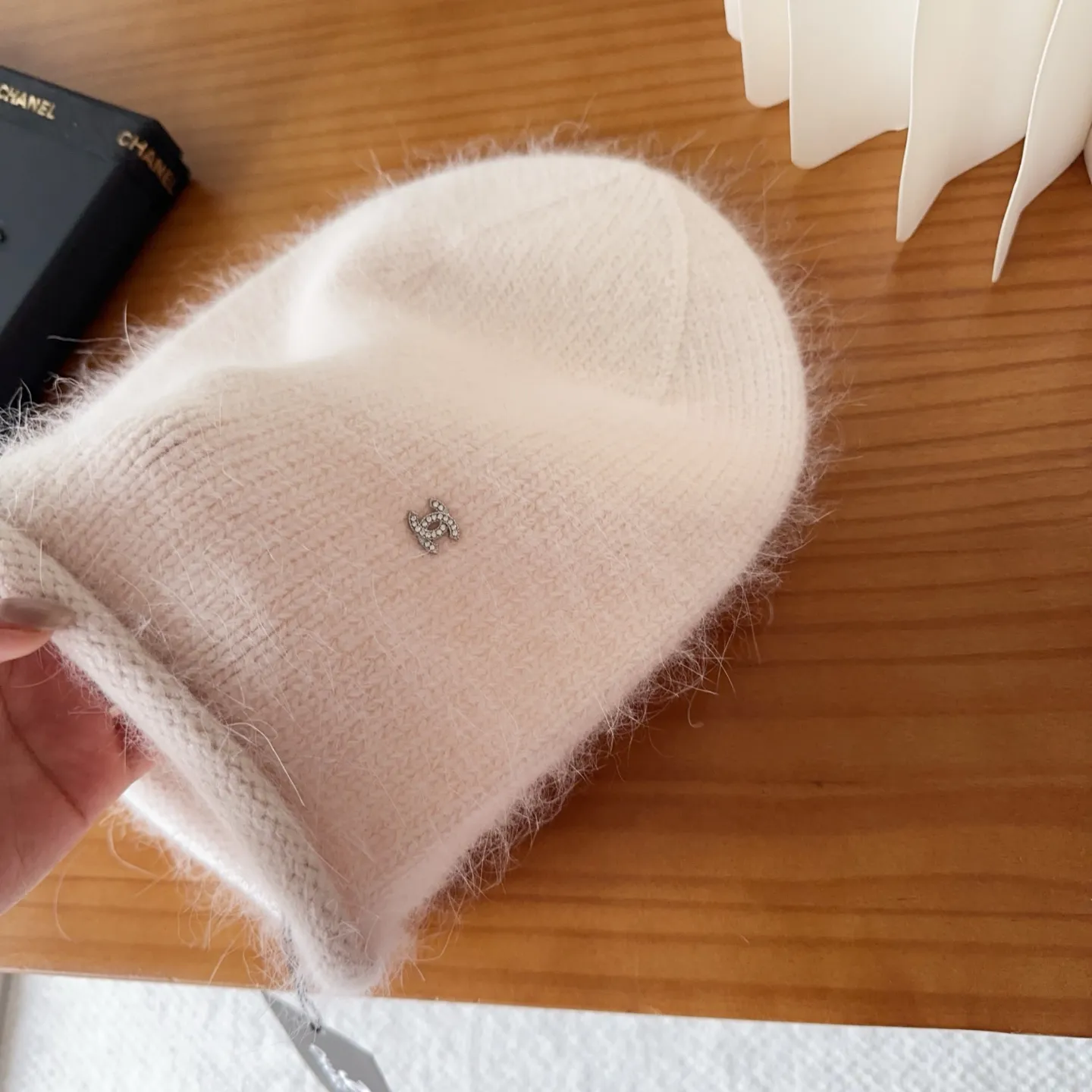 💰60 Chanel official website releases CHANEL small and popular knitted hat! Xiaohongshu’s new product is released, it’s so 🉑️, high-elastic fabric, classic colors, same style for men and women.