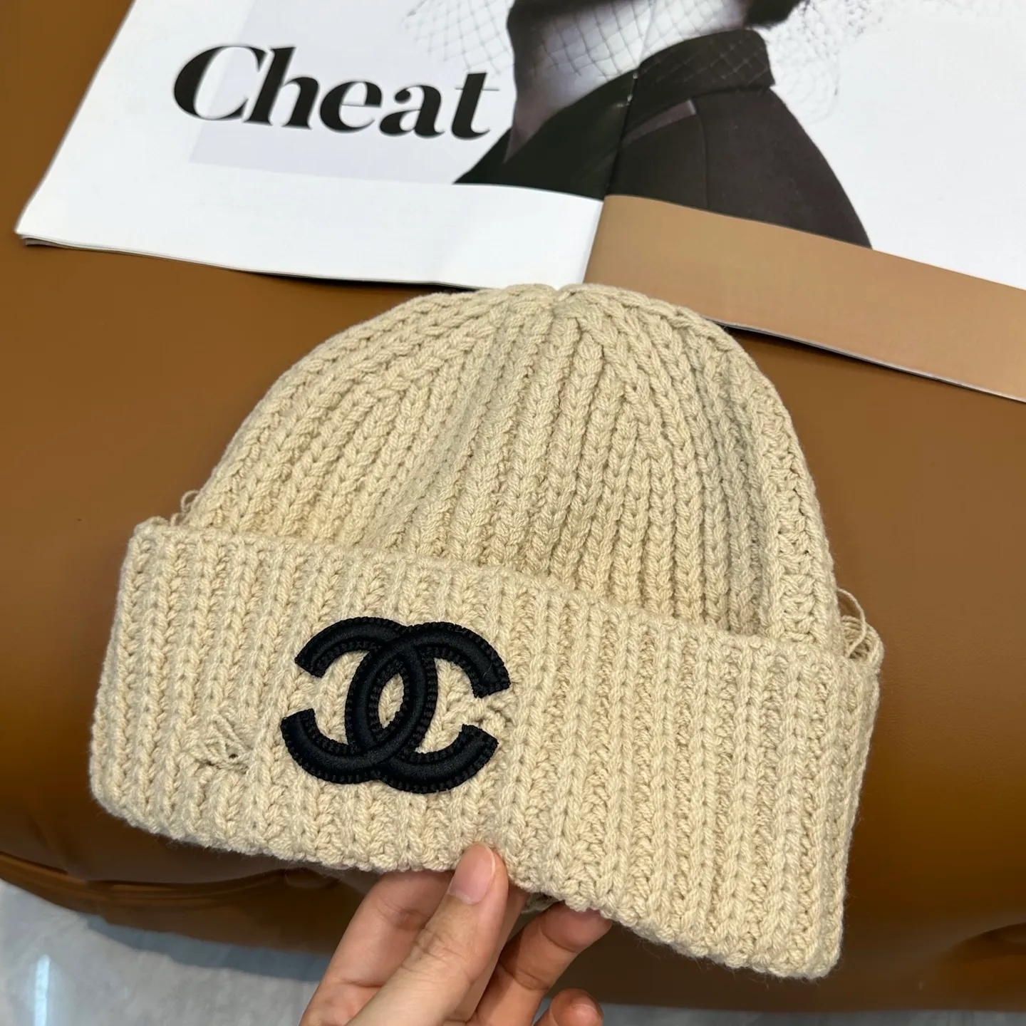 P60 comes with dust bag 🌺 [CHANEL] New knitted hat, Xiaohongshu, the main recommendation of major Internet celebrities! Thicker and warmer, fashionable and popular🌸First-class texture, the best brand for keeping warm in autumn and winter, order now, limited quantity available