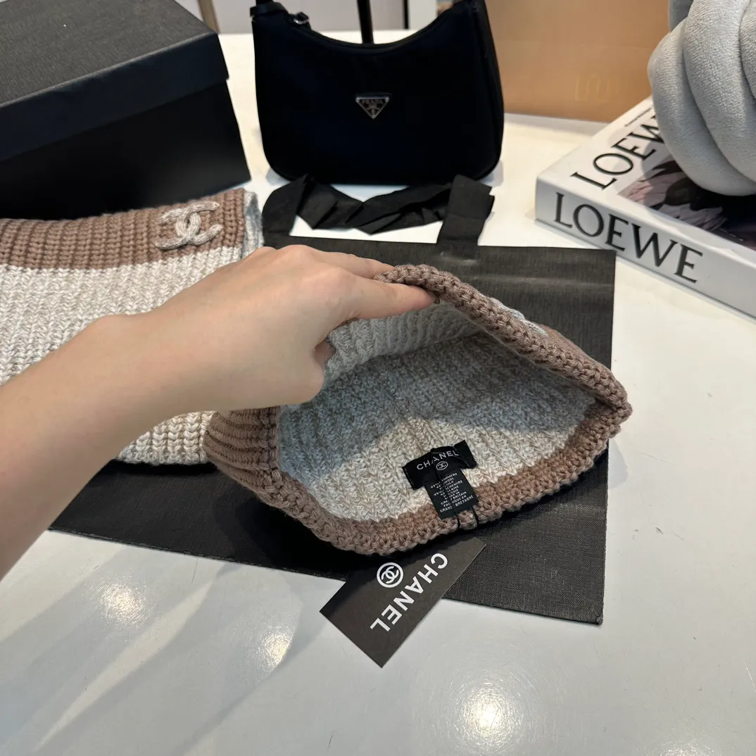 P170 CHANEL official website new classic suit hat! Hat ➕Scarf! It feels great in hand! It’s warm and super comfortable. This winter, all you need is a hat set like this. It’s warm and fashionable! Welcome to choose!!