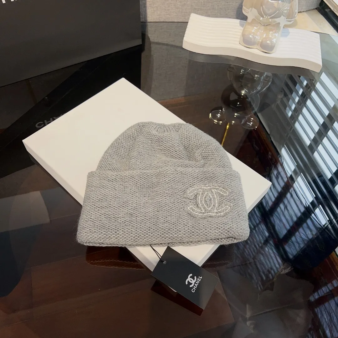 Chanel🔆Autumn and winter match a jue knitted cold beanie. The face-showing small thick beanie is soft, waxy and elastic.