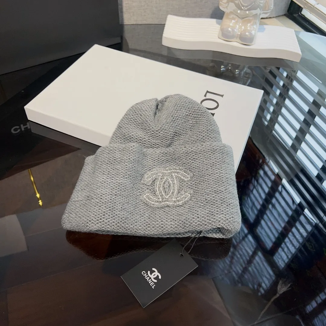 Chanel🔆Autumn and winter match a jue knitted cold beanie. The face-showing small thick beanie is soft, waxy and elastic.