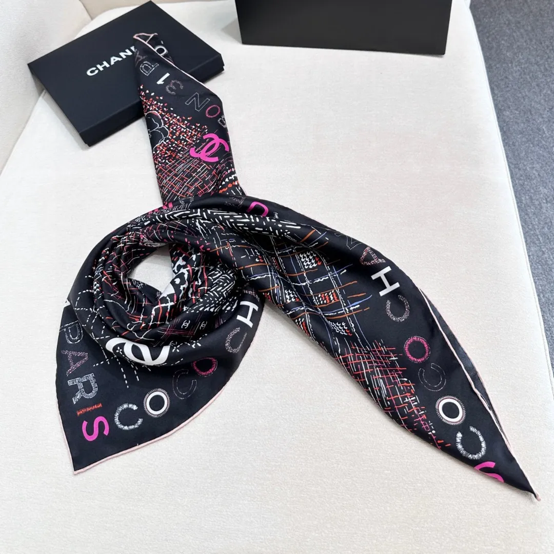 💰310. Product name: Colorful Kangpeng Fabric: Silk Size: 90*90 Color: Black Off-white Fashion is the process of constant transformation of classics. Classics reappear. Xiangjia Kangpeng series was launched in 2004. It is quilted and has a unique design with a large cc logo that is the symbol of Xiangjia. It is very popular. The name "Campon" comes from the hat workshop opened by Coco-Chamberlain on rue Cambon in Paris in 1910. Since then, rue Cambon has been a special symbol of Chanel's success, including the haute couture store she opened at 31 rue Cambon.