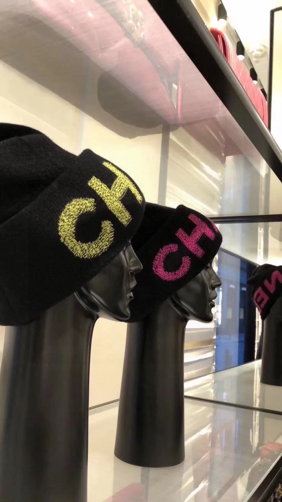 P50 Chanel CHANEL is sure to be of genuine quality. The only matching details on the market are double-layered cashmere wool knitted hats. Xiaohongshu recommends that the official website purchase price is 4980 per hat. The quality is outstanding. The matching of the big logo in autumn and winter is really perfect, and the design style is even more elegant! Order quickly
