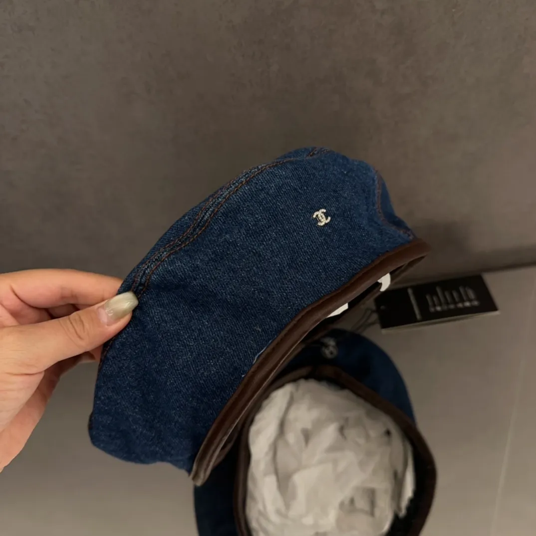 💰80 CHANEL Chanel new style 🆕denim blue retro style beret 🔸 Take it out for holiday travel and it will be beautiful❕ Second-hand style. This kind of hat is not easy to match 😬 Ready stock