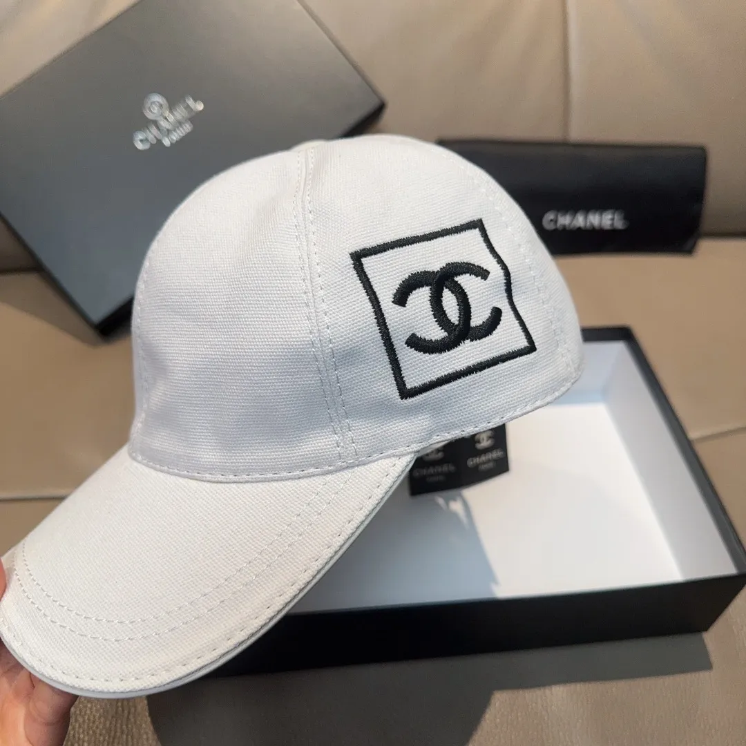 p90, Chanel (Chanel) original baseball cap, the same double C embroidery as the Internet celebrity, 1:1 mold opening and customization at the counter, original canvas fabric + first-layer cowhide, light and breathable! The quality is great, the basic head circumference is 56cm, and the patch is adjustable. Available in black and white