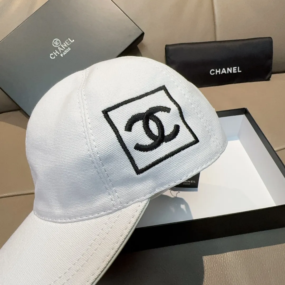 p90, Chanel (Chanel) original baseball cap, the same double C embroidery as the Internet celebrity, 1:1 mold opening and customization at the counter, original canvas fabric + first-layer cowhide, light and breathable! The quality is great, the basic head circumference is 56cm, and the patch is adjustable. Available in black and white