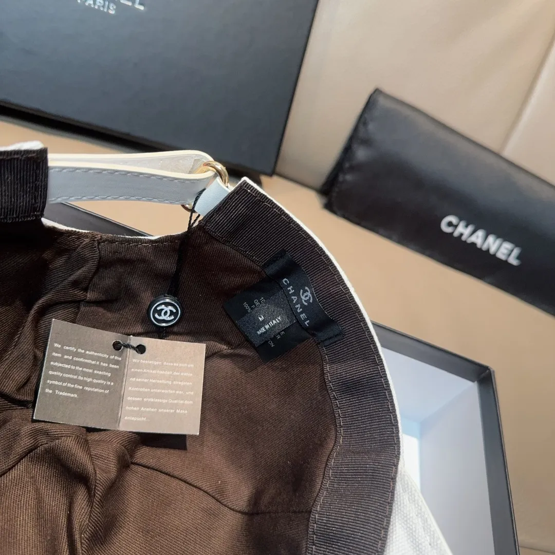 p90, Chanel (Chanel) original baseball cap, the same double C embroidery as the Internet celebrity, 1:1 mold opening and customization at the counter, original canvas fabric + first-layer cowhide, light and breathable! The quality is great, the basic head circumference is 56cm, and the patch is adjustable. Available in black and white