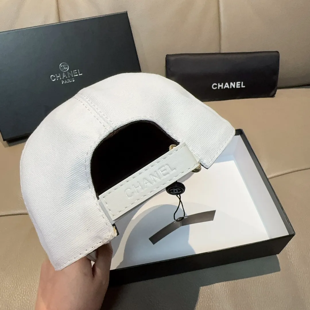 p90, Chanel (Chanel) original baseball cap, the same double C embroidery as the Internet celebrity, 1:1 mold opening and customization at the counter, original canvas fabric + first-layer cowhide, light and breathable! The quality is great, the basic head circumference is 56cm, and the patch is adjustable. Available in black and white