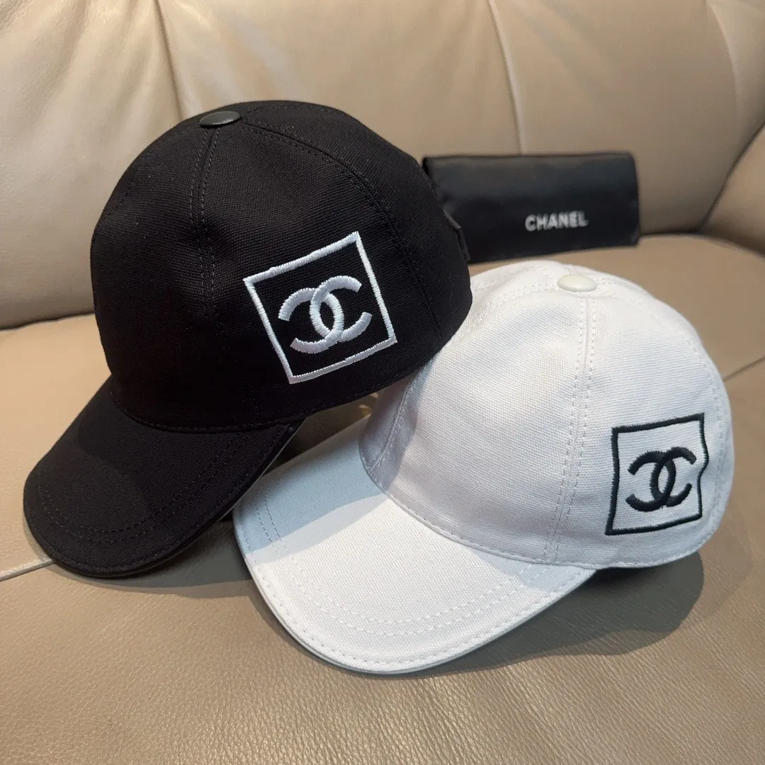 p90, Chanel (Chanel) original baseball cap, the same double C embroidery as the Internet celebrity, 1:1 mold opening and customization at the counter, original canvas fabric + first-layer cowhide, light and breathable! The quality is great, the basic head circumference is 56cm, and the patch is adjustable. Available in black and white