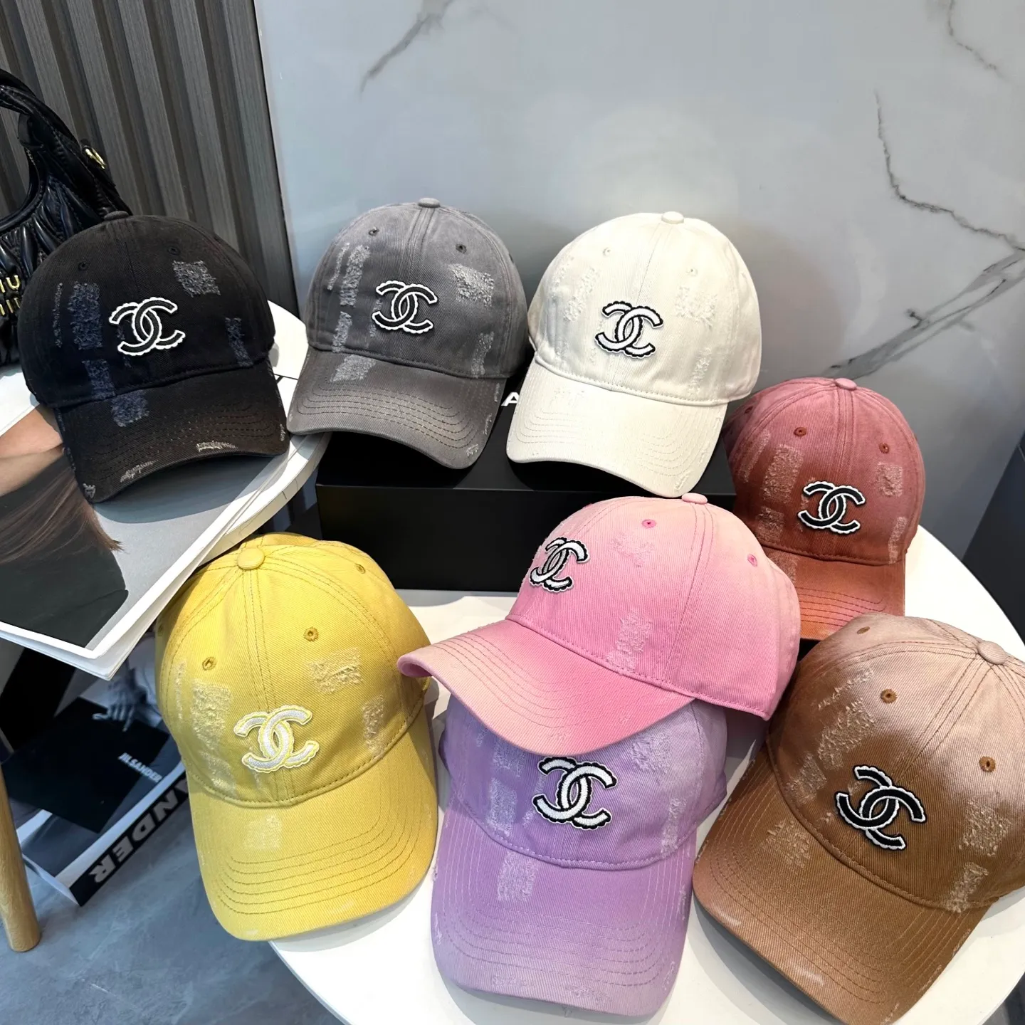 P66 Chanel's new simple baseball cap in dopamine color, a hot color at the moment - full of street style! Trendy and versatile, Xiaohongshu grows grass, poison, get your boyfriend, and cool together