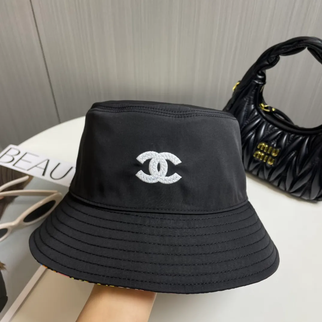 P110 The must-have Chanel hats for all seasons, bucket hats and baseball caps are indispensable👇🏻 This year’s new Chanel bucket hat has the double C logo on the front with needlework embroidery design, which is more refined! The classic and versatile black color can be worn all year round. The interior uses pink prints and colorful patterns. The material is thicker and textured, and the shape of the hat has also been improved to be more square. The more I wear it, the more I fall in love with it. It’s really good!