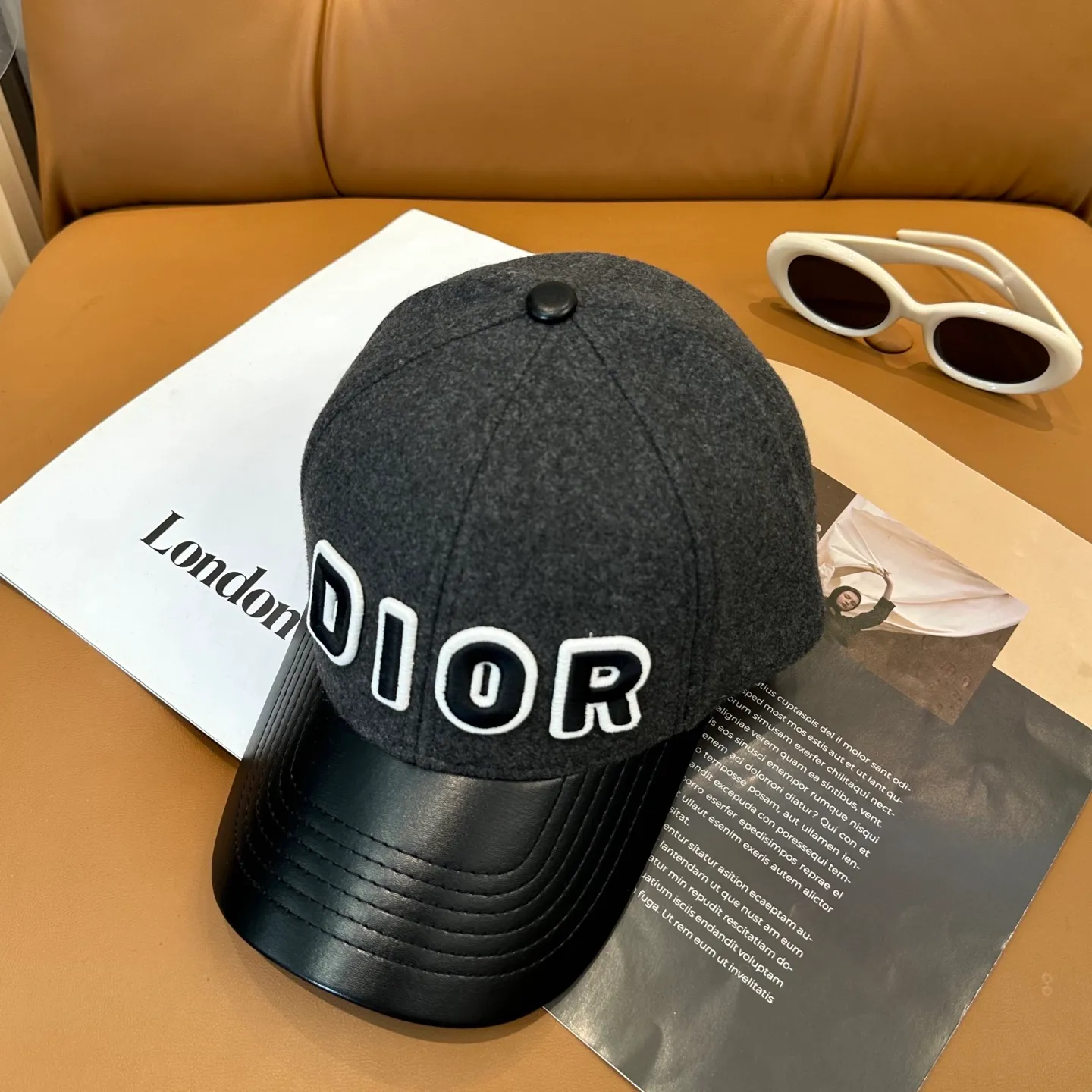 P70 Dior's new wool baseball cap for autumn and winter~ It is a super perfect interpretation of the sweet and cool style. I love it so much❤️ The top is sexy and handsome. Both are online! Same style for men and women