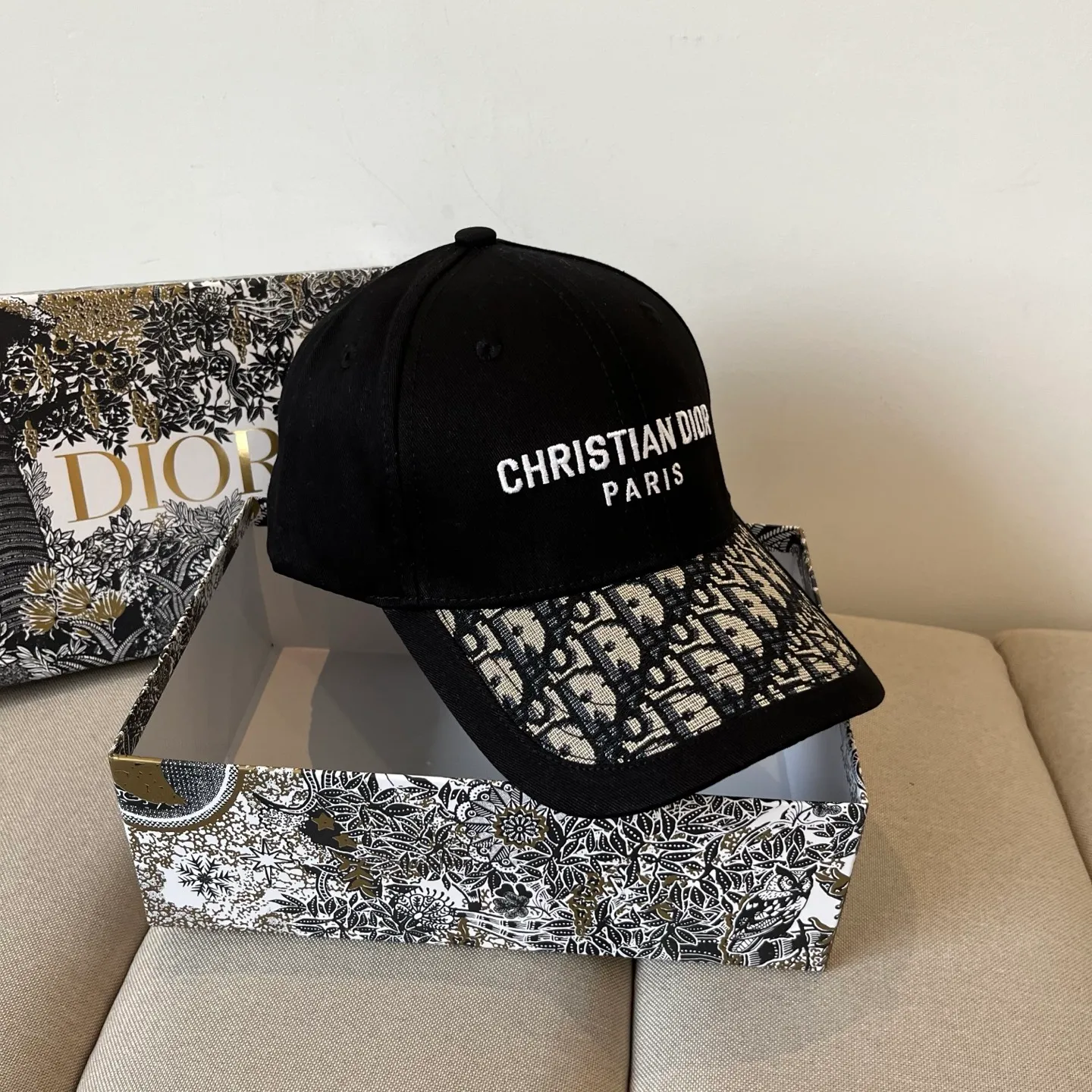 P60 [DIOR Dior] new popular simple baseball cap 🧢, new model shipped, big brand style is super easy to match, hurry up and get it!