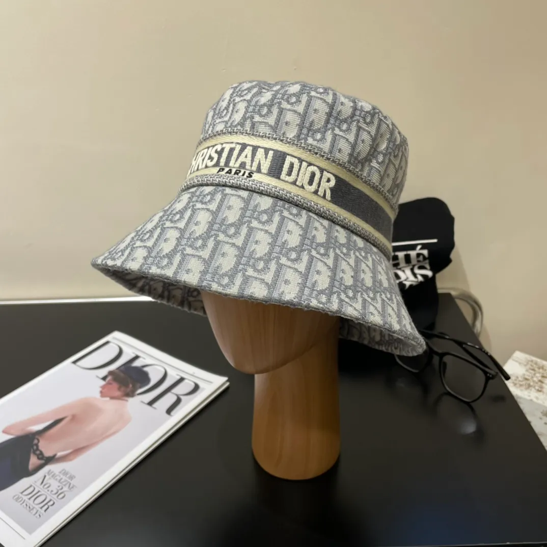 P90 original order quality [Dior DIOR] official website is online simultaneously. Korean version of the new British sports style heavy industry customized model 1:1 original order quality. Unisex fisherman hat. Linen geological fabric. Original quality counter🔥🔥🔥