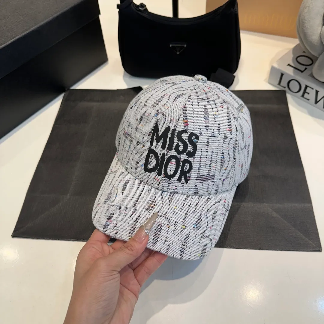 P56 DIOR Dior's new popular simple baseball cap 🧢, new model shipped, big brand style is super easy to match, hurry up and get it!