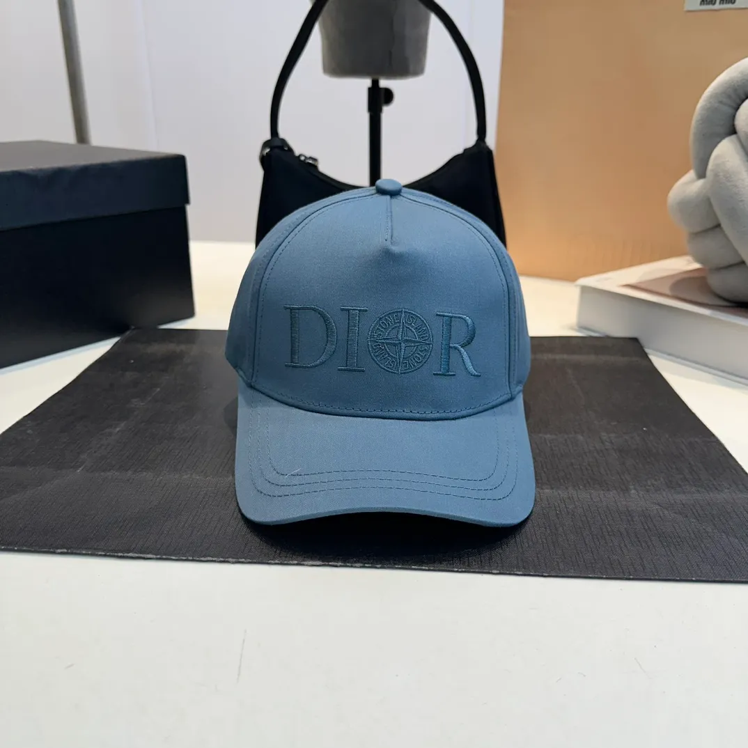 P56 DIOR Dior co-branded new counter synchronously embroidered simple baseball cap, hot style, synchronized with big brands, super easy to match, shipped!