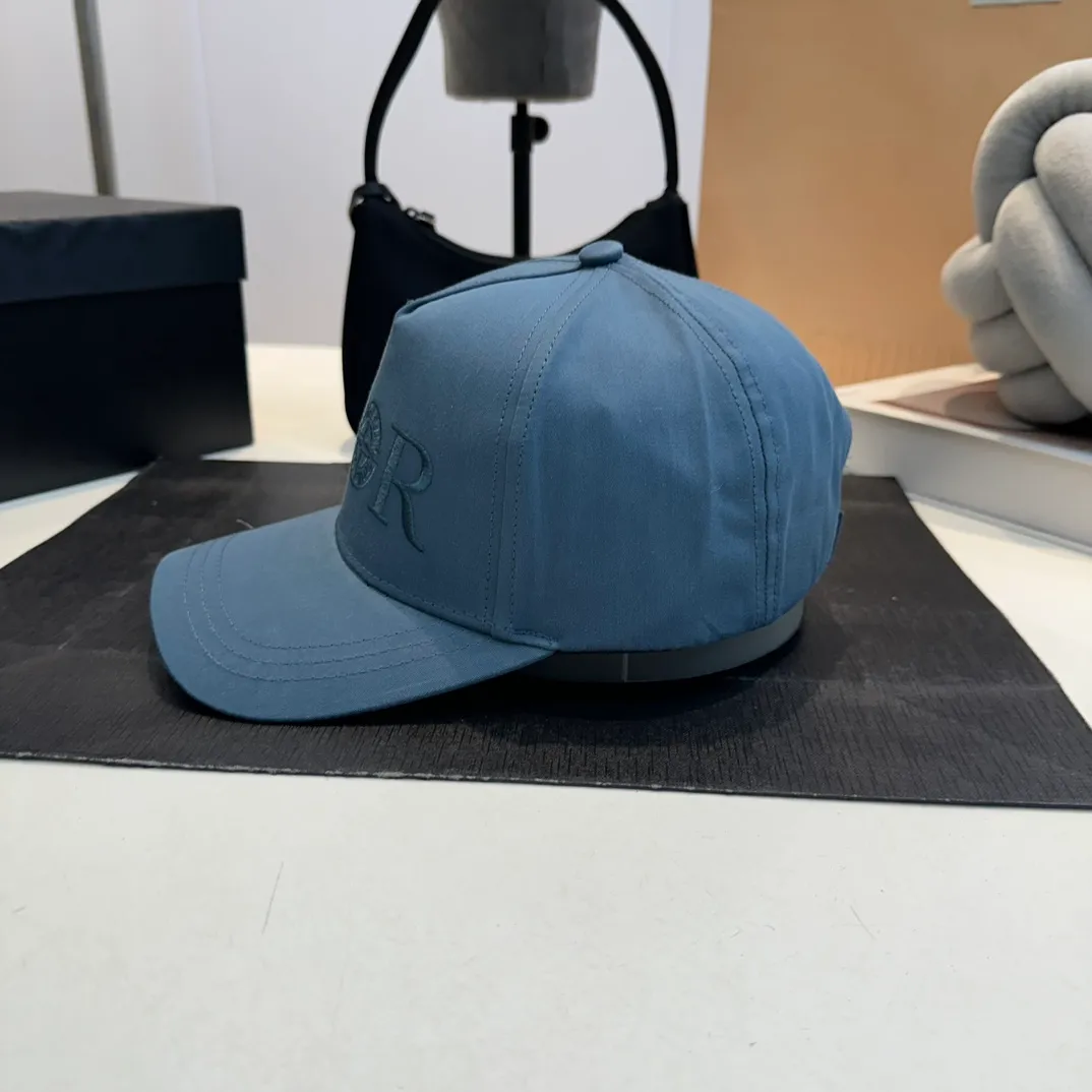 P56 DIOR Dior co-branded new counter synchronously embroidered simple baseball cap, hot style, synchronized with big brands, super easy to match, shipped!