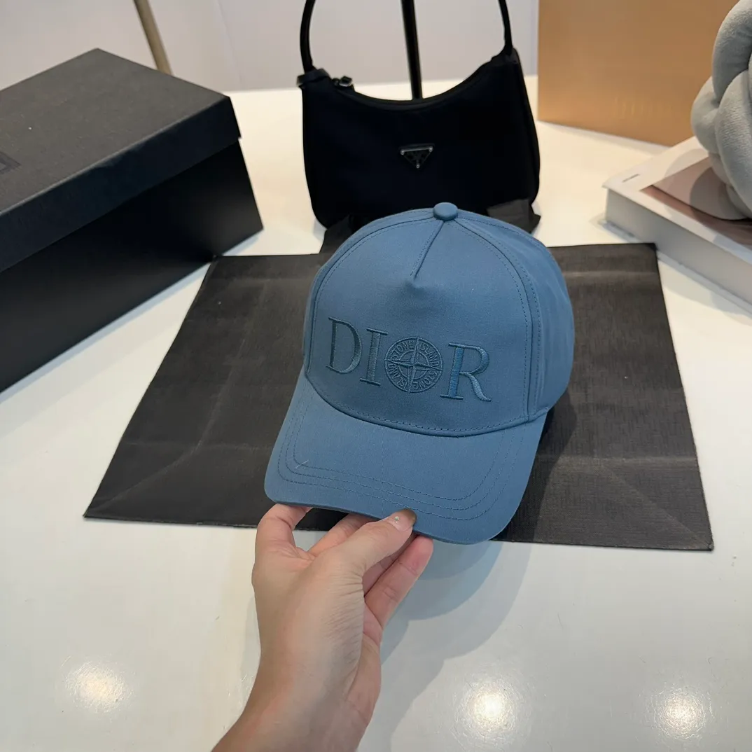 P56 DIOR Dior co-branded new counter synchronously embroidered simple baseball cap, hot style, synchronized with big brands, super easy to match, shipped!