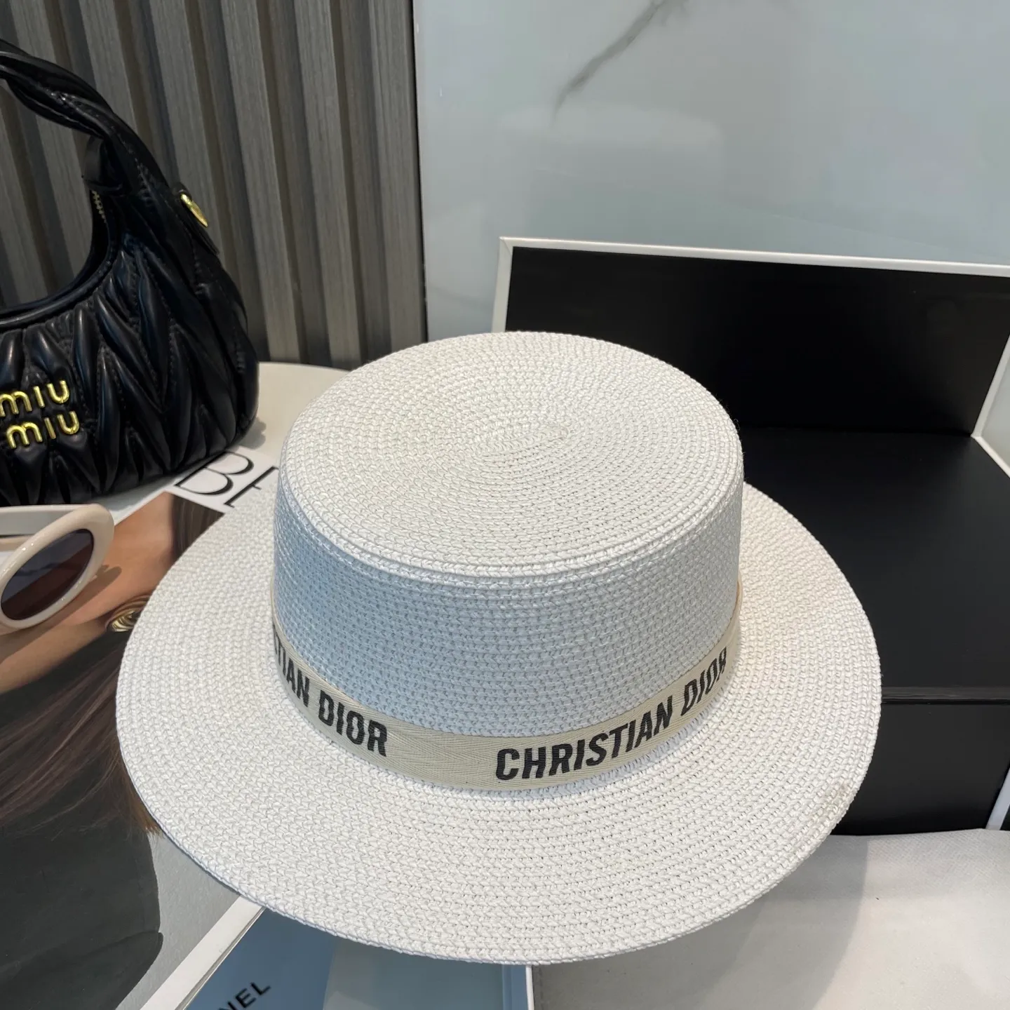 P60 Dior flat-top straw hat is versatile and does not matter the face shape. The flat brim does not block the line of sight. It is more practical. It is easy to wear for daily use and travel. It has an Instagram style and is particularly photogenic. It has an adjustment strap inside.
