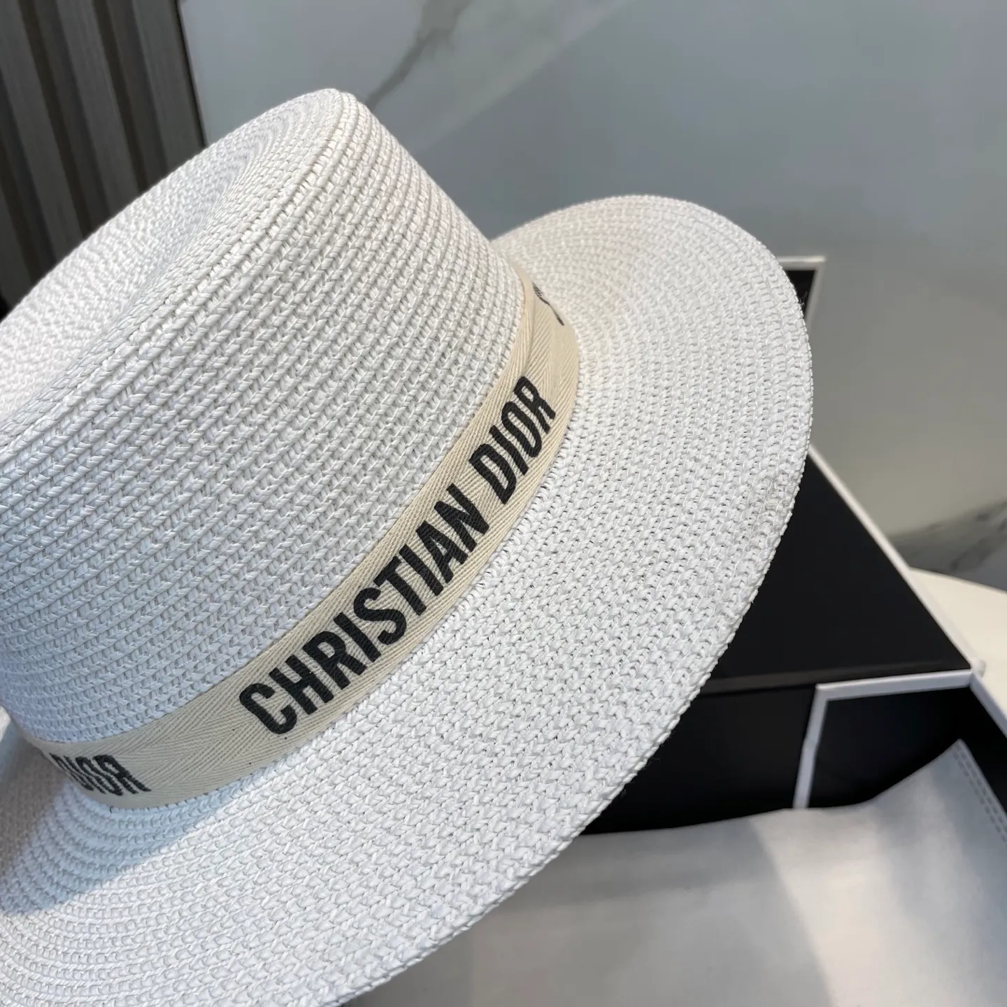 P60 Dior flat-top straw hat is versatile and does not matter the face shape. The flat brim does not block the line of sight. It is more practical. It is easy to wear for daily use and travel. It has an Instagram style and is particularly photogenic. It has an adjustment strap inside.