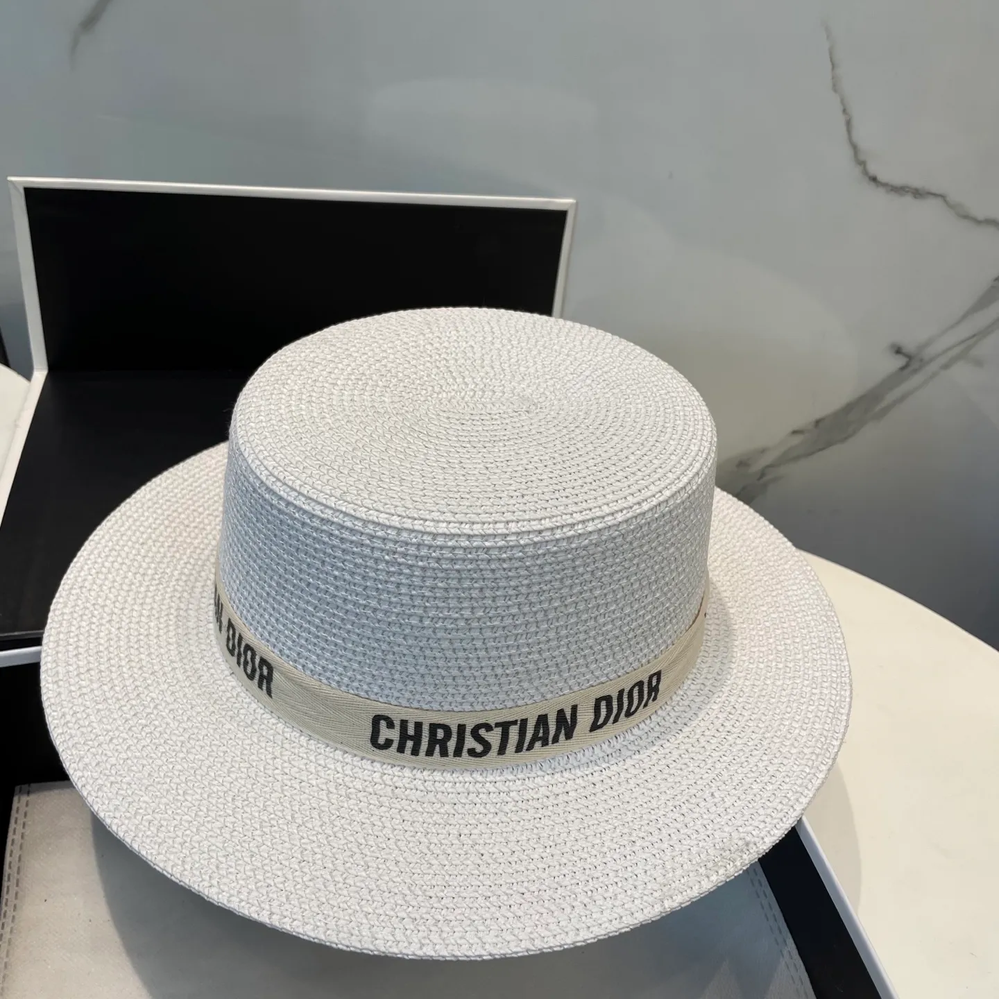 P60 Dior flat-top straw hat is versatile and does not matter the face shape. The flat brim does not block the line of sight. It is more practical. It is easy to wear for daily use and travel. It has an Instagram style and is particularly photogenic. It has an adjustment strap inside.