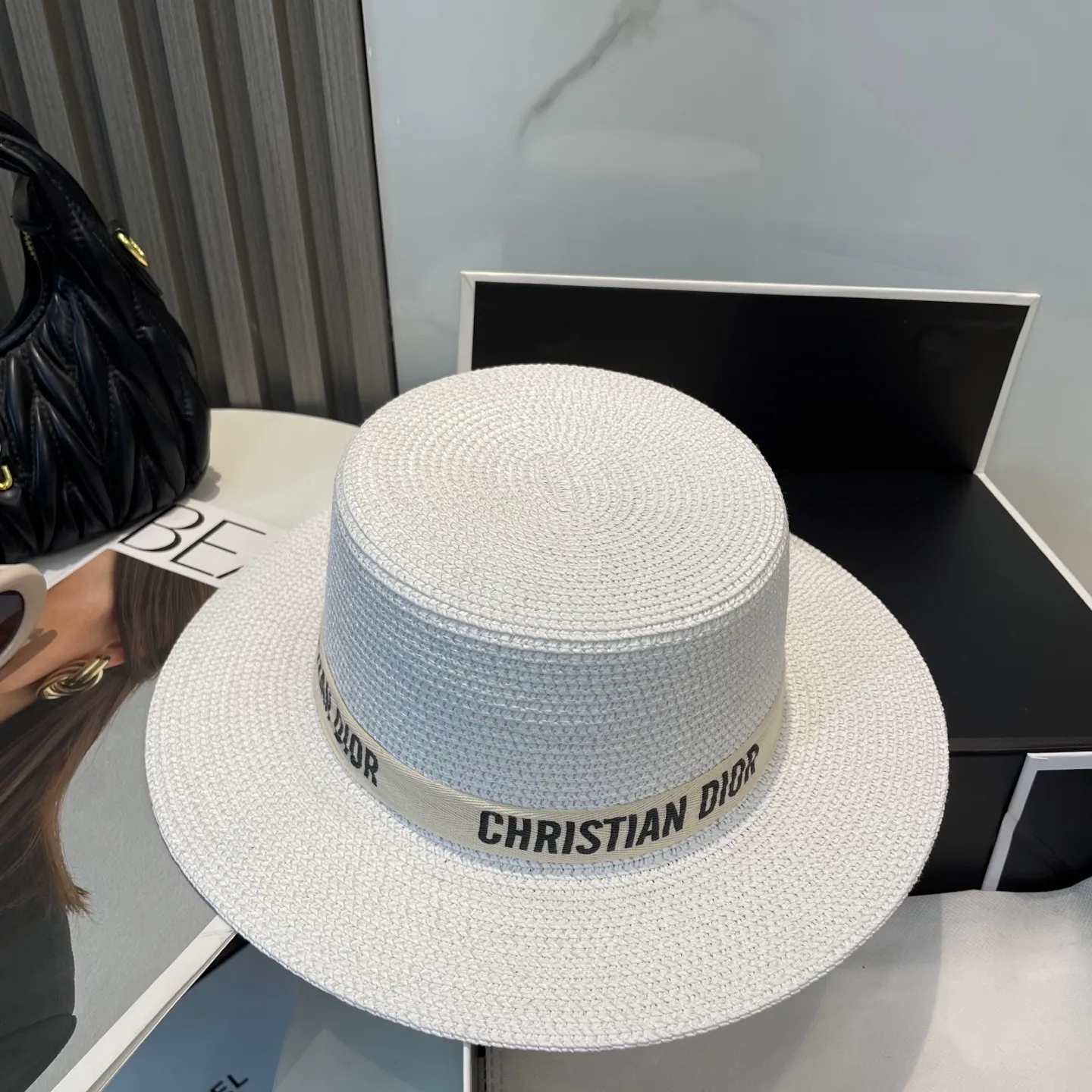 P60 Dior flat-top straw hat is versatile and does not matter the face shape. The flat brim does not block the line of sight. It is more practical. It is easy to wear for daily use and travel. It has an Instagram style and is particularly photogenic. It has an adjustment strap inside.