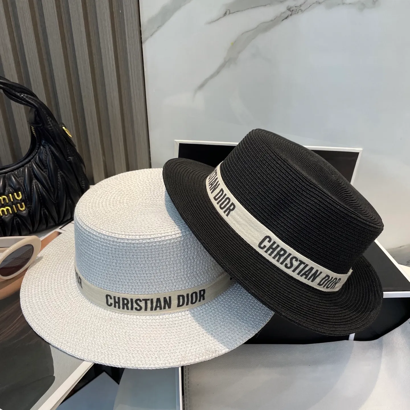 P60 Dior flat-top straw hat is versatile and does not matter the face shape. The flat brim does not block the line of sight. It is more practical. It is easy to wear for daily use and travel. It has an Instagram style and is particularly photogenic. It has an adjustment strap inside.