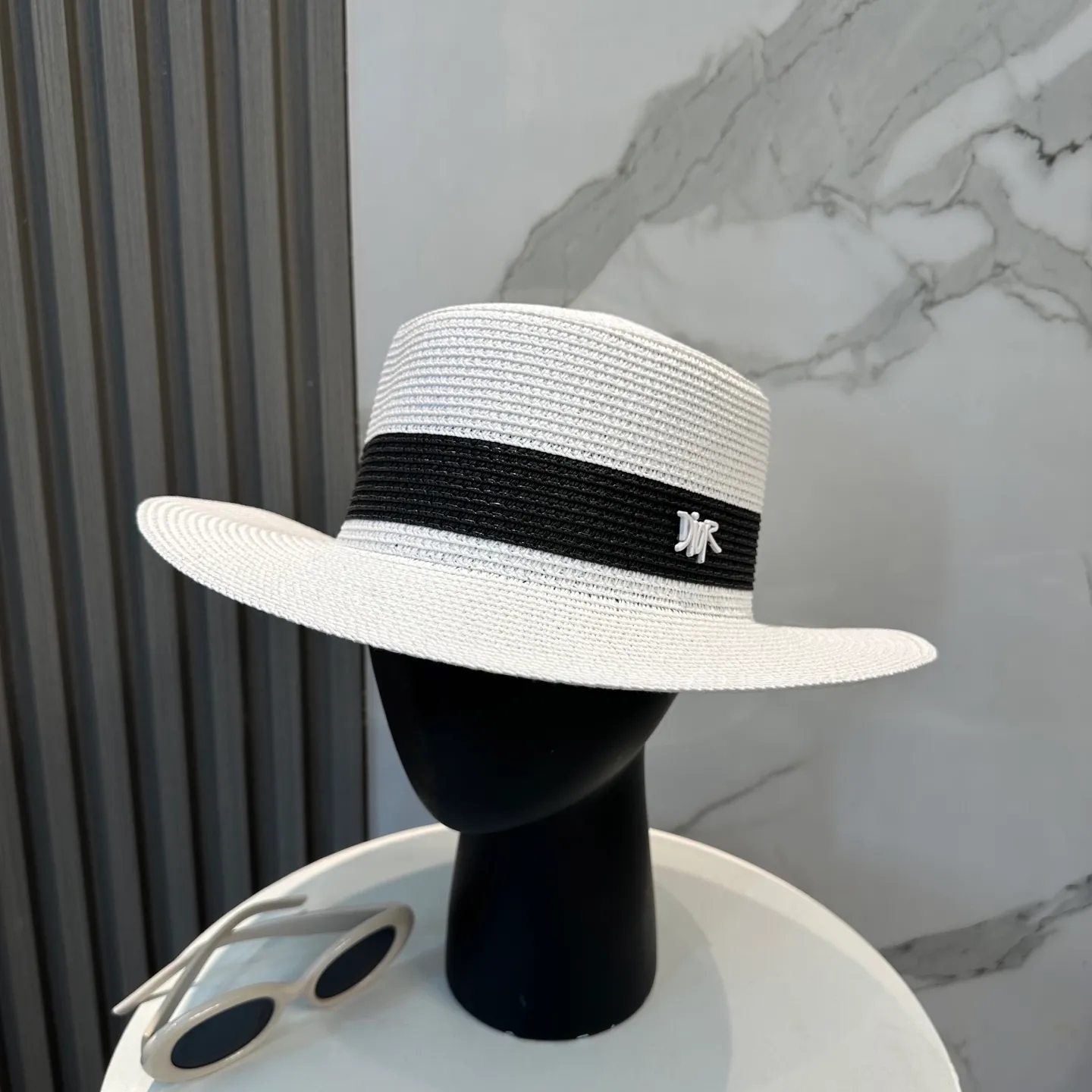 P70 Dior2025 new straw hat, advanced customization, lady style, attention to detail, sun protection and UV protection in summer, a must-have for travel, versatile and good-looking