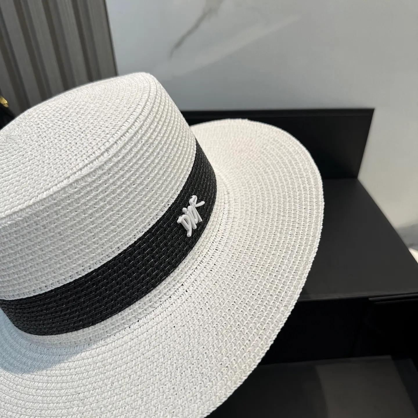 P70 Dior2025 new straw hat, advanced customization, lady style, attention to detail, sun protection and UV protection in summer, a must-have for travel, versatile and good-looking